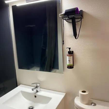 Le Girouard - Center - Private Parking - Wifi, Netflix Apartment