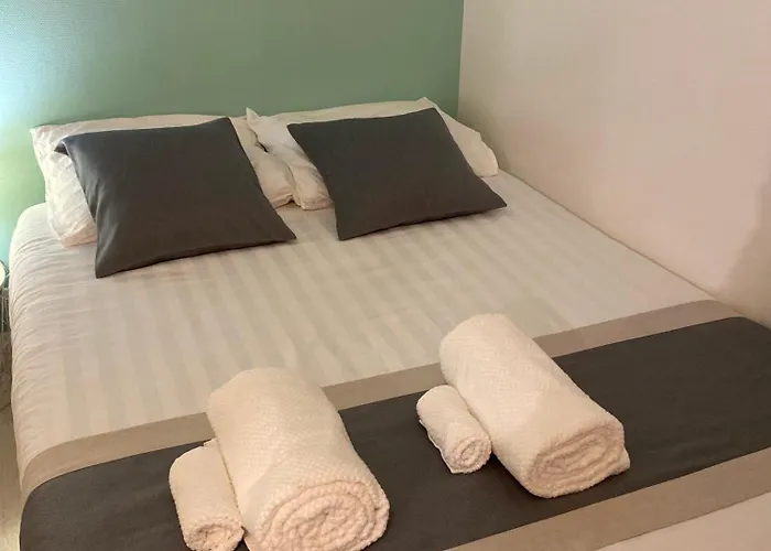 Апартаменты Le Girouard - Center - Private Parking - Wifi, Netflix